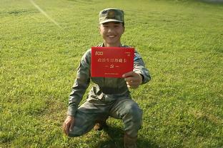 勒沃库森晒两位中国U16小将随梯队训练照：愿小将们有所收获